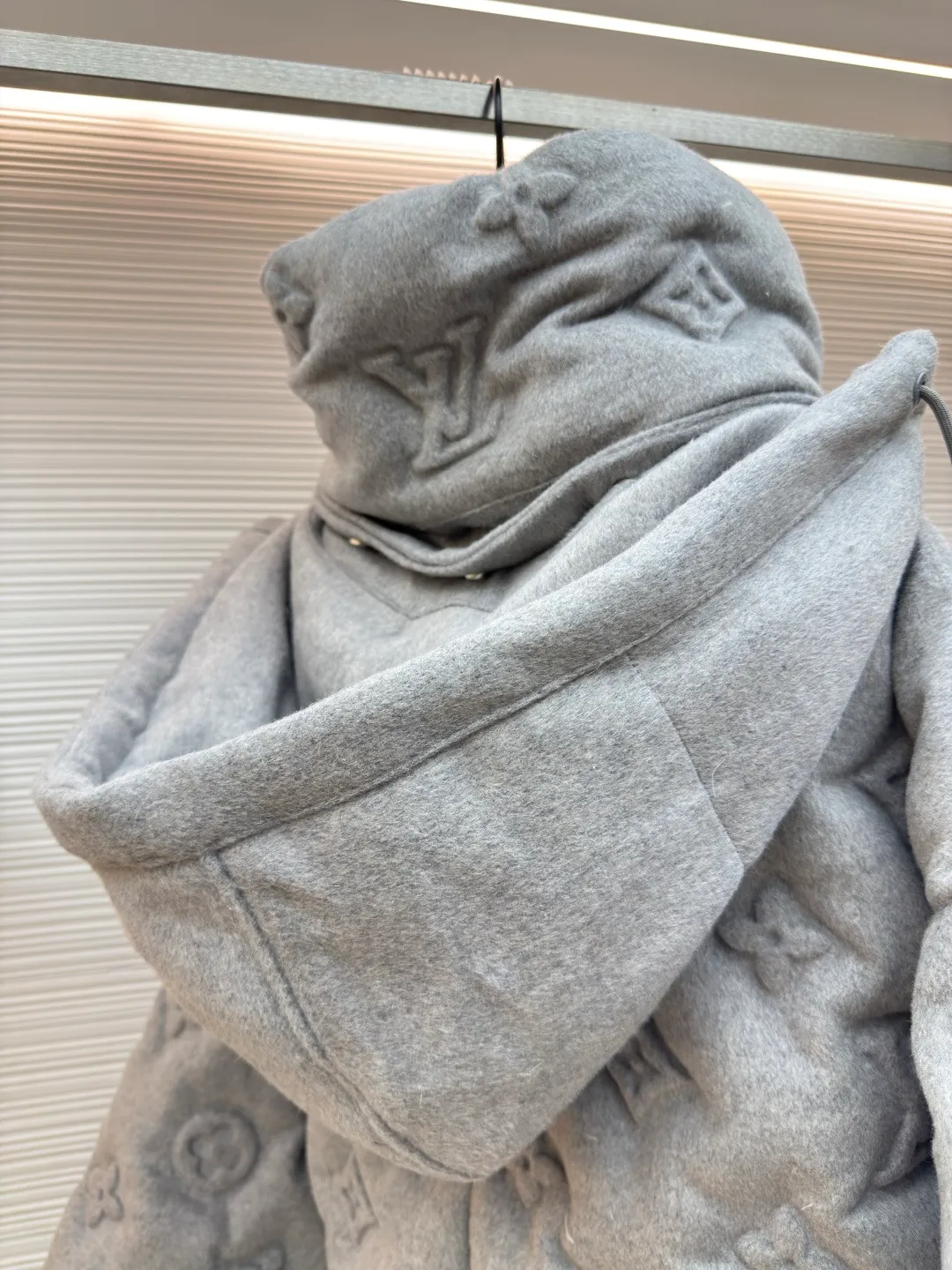 LOUIS VUITTON Presbyopic embossed embossed down jacket ●Item number: 1680535-F25 ●Material: white goose down ●Technology: embossed embossed ●Version: fitted version ●Weight: about 3320 grams ●Size: S-M-L-XL ●Description: The fabric itself contains a lot of cashmere, and the inside is filled with 90 white duck down. It is super fluffy and difficult to process. The scrap rate of embossing fabrics of different materials reaches more than 50%. The hood is detachable and the pockets have hidden zippers, which is not only warm, but also very safe. The upper body effect is very good. It does not look bloated, but it is a concave shape artifact. I also like gray clothes because gray looks very high-grade, coupled with the embossed presbyopia logo. , low-key and stylish, same style for men and women!